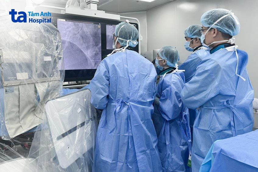 Bác sĩ Minh (ngoài cùng bên trái) cùng ê kíp can thiệp nong mạch cho một bệnh nhân nhồi máu cơ tim cấp