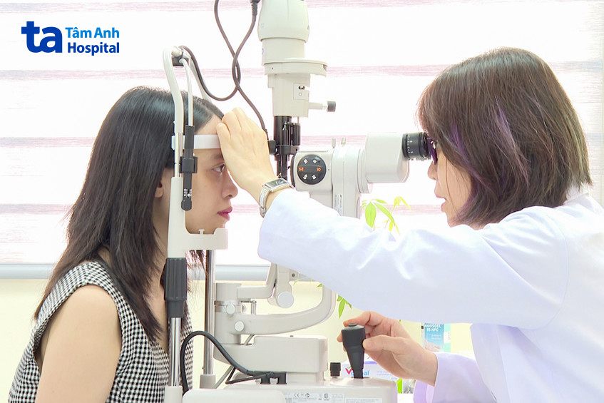 bác sĩ thăm khám đo thị lực mắt và đánh giá tình trạng mắt trước phẫu thuật mắt lác