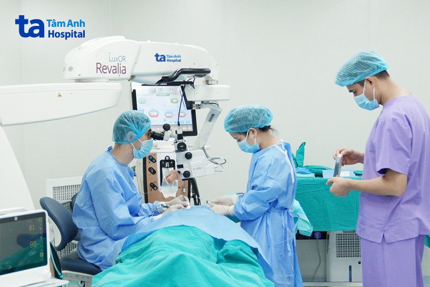 bác sĩ thực hiện phẫu thuật phaco thay thủy tinh thể nhân tạo