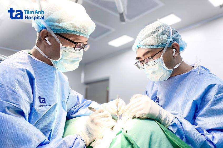 bác sĩ trông phẫu thuật cho người bệnh