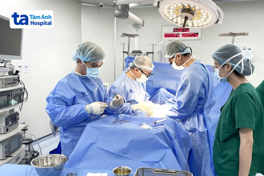 Bác sĩ Trọng phẫu thuật tái tạo bao quy đầu cho bé Gia Bảo