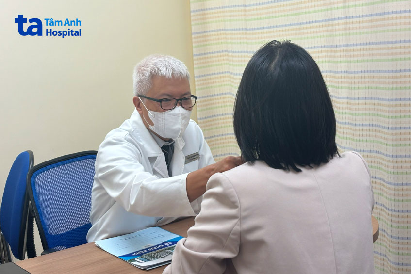 bác sĩ trông thăm khám cho bệnh nhân