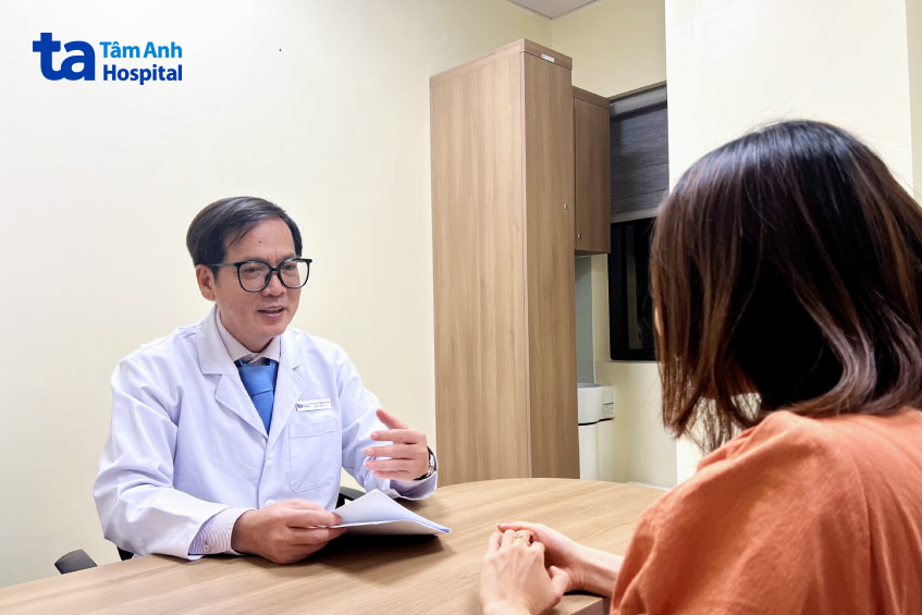bác sĩ tư vấn cho bệnh nhân về cách nhận biết biểu hiện