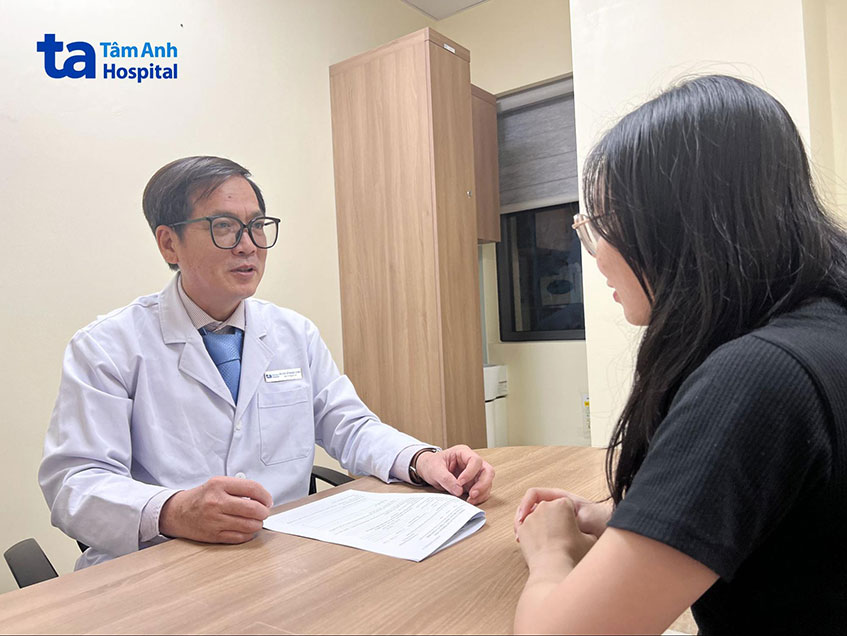 bác sĩ vinh khoa đầu mặt cổ tư vấn cho bệnh nhân