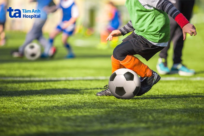 bé bị nang màng nhện không nên chơi thể thao va chạm mạnh 