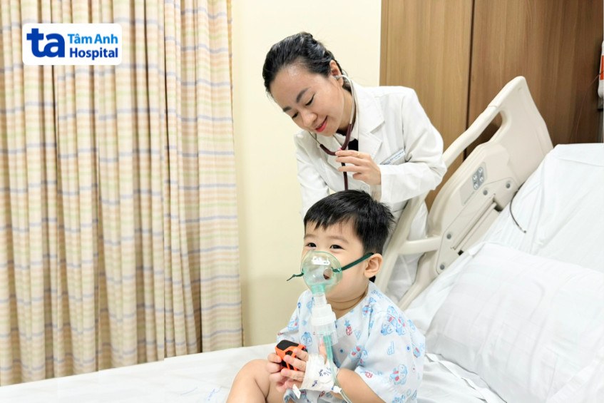 Bé Minh bị viêm phổi đang được điều trị tại khoa Nhi