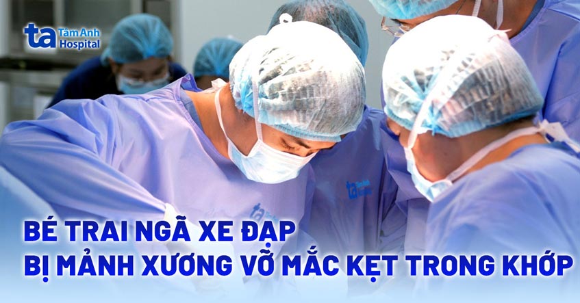 Bé trai ngã xe đạp bị mảnh xương vỡ mắc kẹt trong khớp