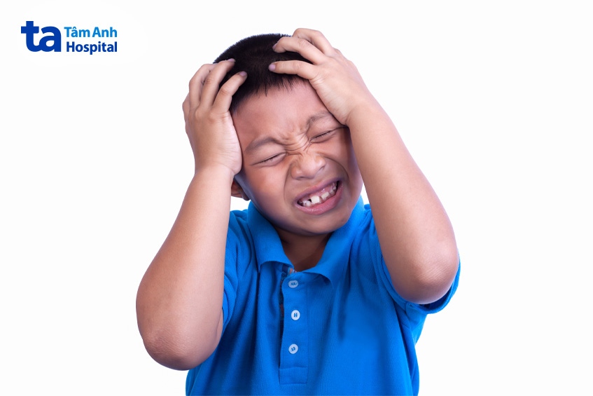 bé trai bị nang màng nhện