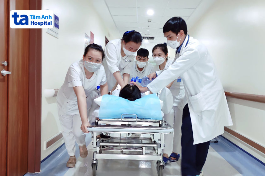 Bệnh nhân bị ngừng tim, nếu không không được cấp cứu kịp thời có thể dẫn đến đột tử