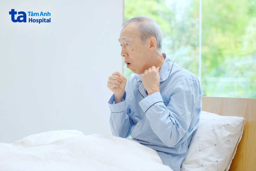 biểu hiện ho kéo dài và có thể kèm theo cảm giác khó thở