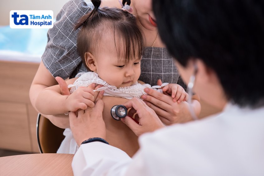 Bộ hình ảnh viêm phổi ở trẻ em - Bác sĩ khám cho bé