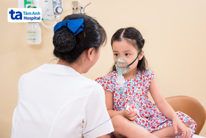 Bộ hình ảnh viêm phổi ở trẻ em - Bác sĩ trao đổi với bé