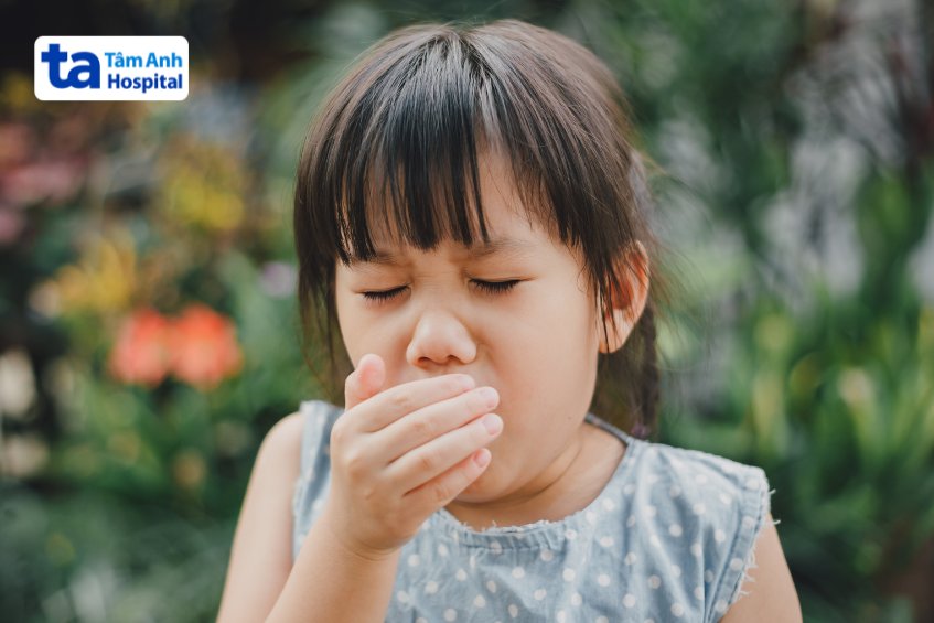 Bộ hình ảnh viêm phổi ở trẻ em - Bé đang ho