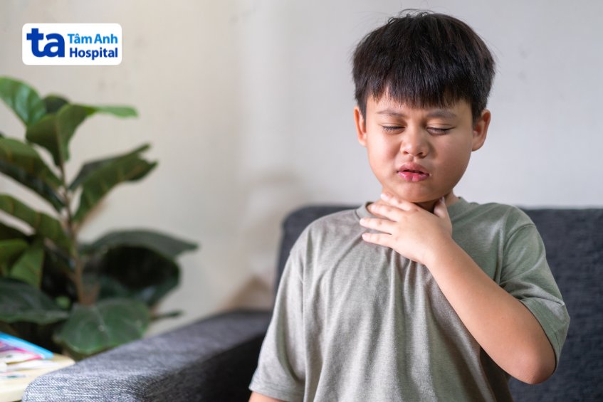 Bộ hình ảnh viêm phổi ở trẻ em - Bé đau họng