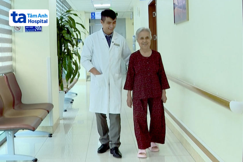 BS Ân và người bệnh tái khám sau phẩu thuật