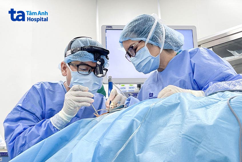 bs anh cắt amidan cho bệnh nhi