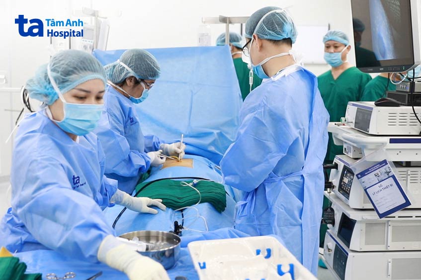 BS Bích cùng ekip thực hiện một ca phẫu thuật