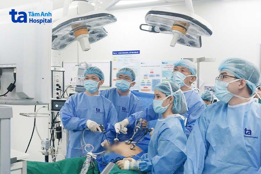 BS Cương BS Đạt BS Chuyên cắt tuyến tiền liệt cho người bệnh