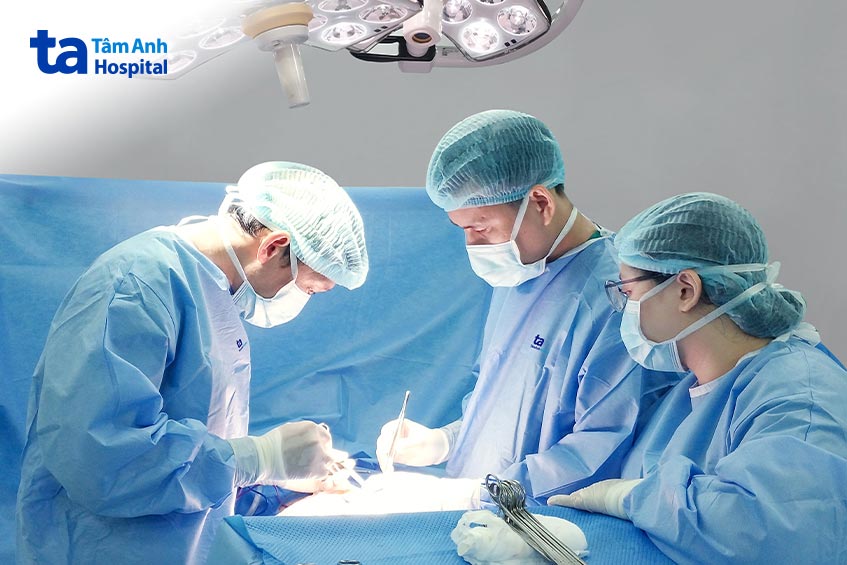 bs cương đang phẫu thuật cho bệnh nhân