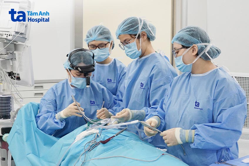 BS Hằng phẫu thuật cắt amidan cho trẻ