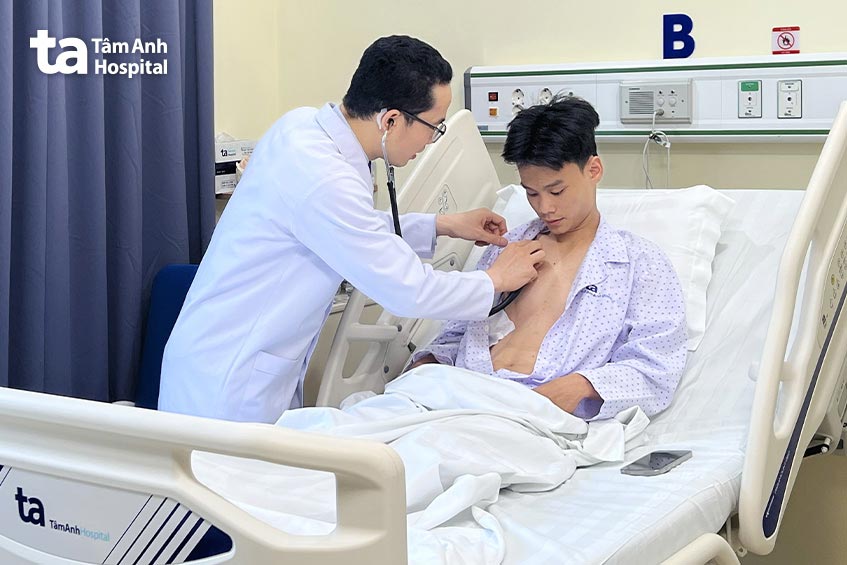 Bác sĩ Hoài kiểm tra vết mổ cho bệnh nhân sau phẫu thuật nâng ngực 3 ngày