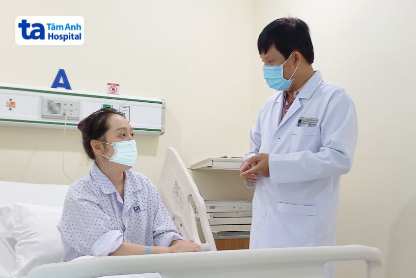 bs kiểm tra bà phụng sau mổ u tuyến yên