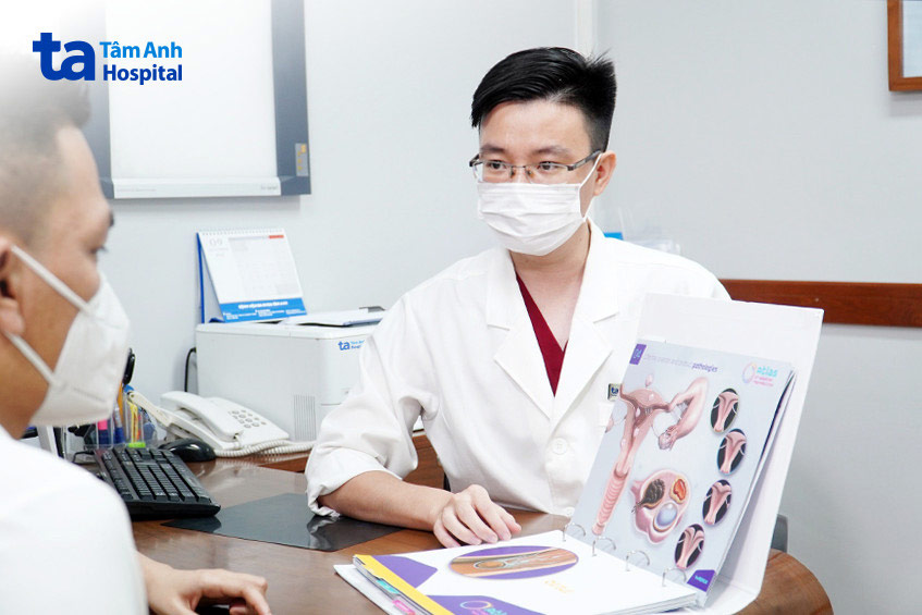 Bác sĩ Lê Đức Thắng tư vấn cho người bệnh