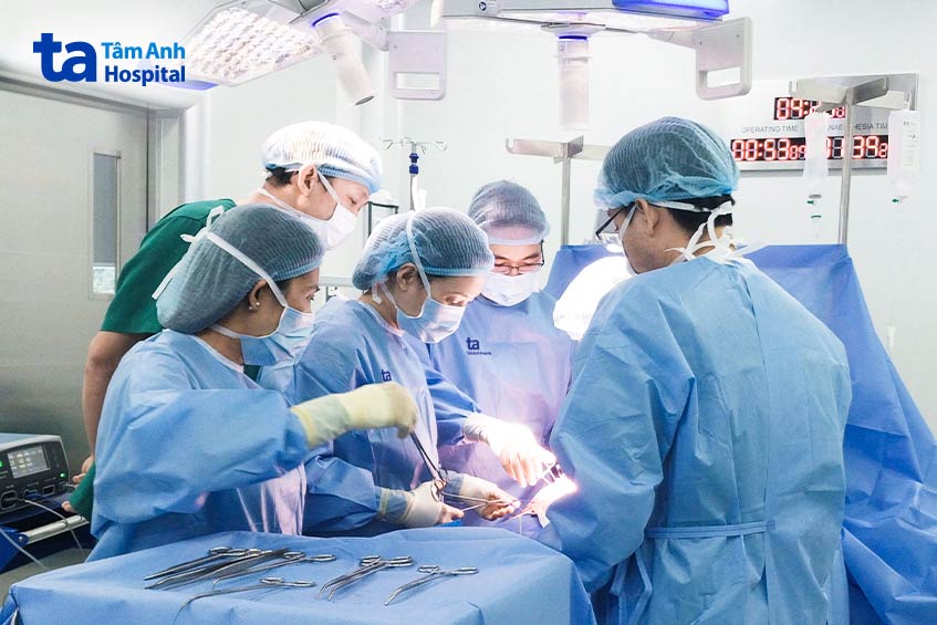 bs liên đang phẫu thuật cho người bệnh