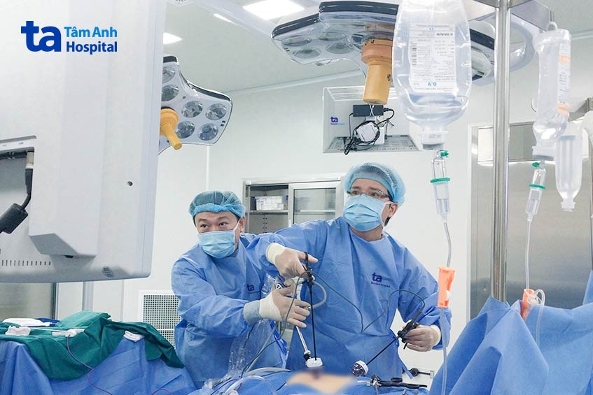 bs nam mổ nội soi cho bà m