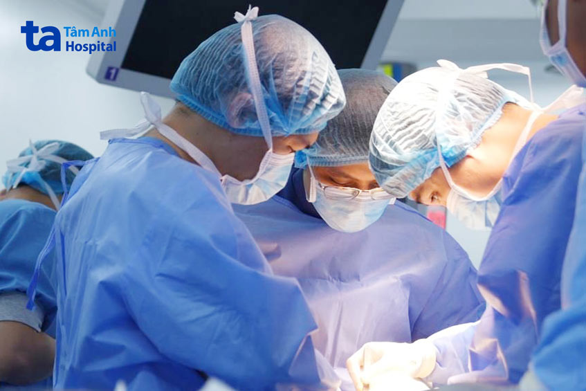 BS Quyền phẫu thuật cho người bệnh