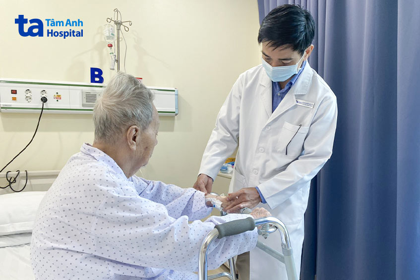 bs thái thăm khám ông lợi