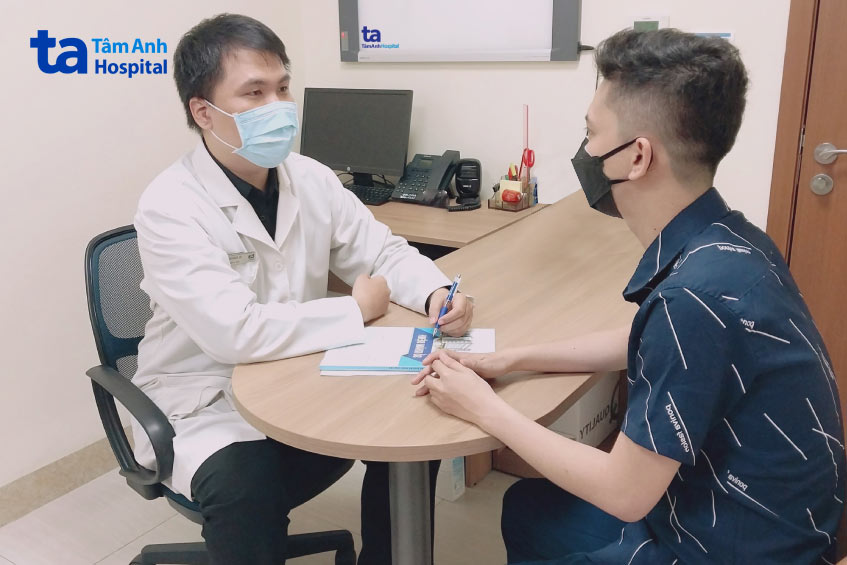 BS Thiện khám cho người bệnh