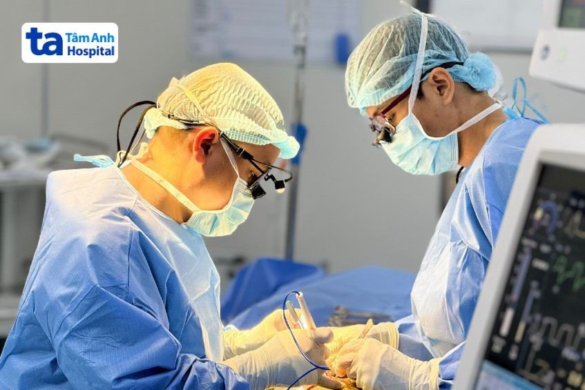 Bác sĩ Đỗ Trọng (phải) phẫu thuật bóc nang khe mang cho bé Hà