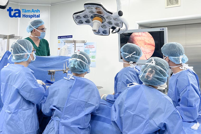 Các bác sĩ thực hiện phẫu thuật Nuss điều trị lõm ngực cho bệnh nhân