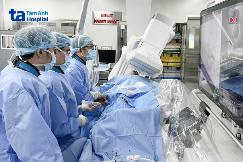 Các bác sĩ can thiệp nong mạch vành cho bệnh nhân