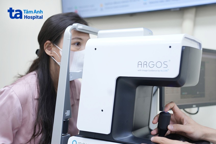chị linh khám với máy đo sinh trắc học nhãn cầu argos