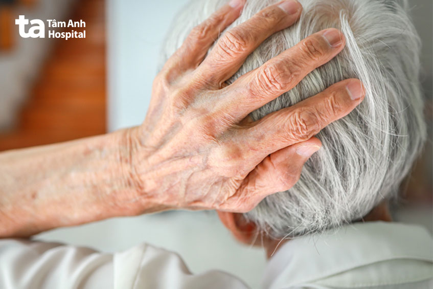 đau đầu là triệu chứng máu tụ dưới màng cứng mãn tính