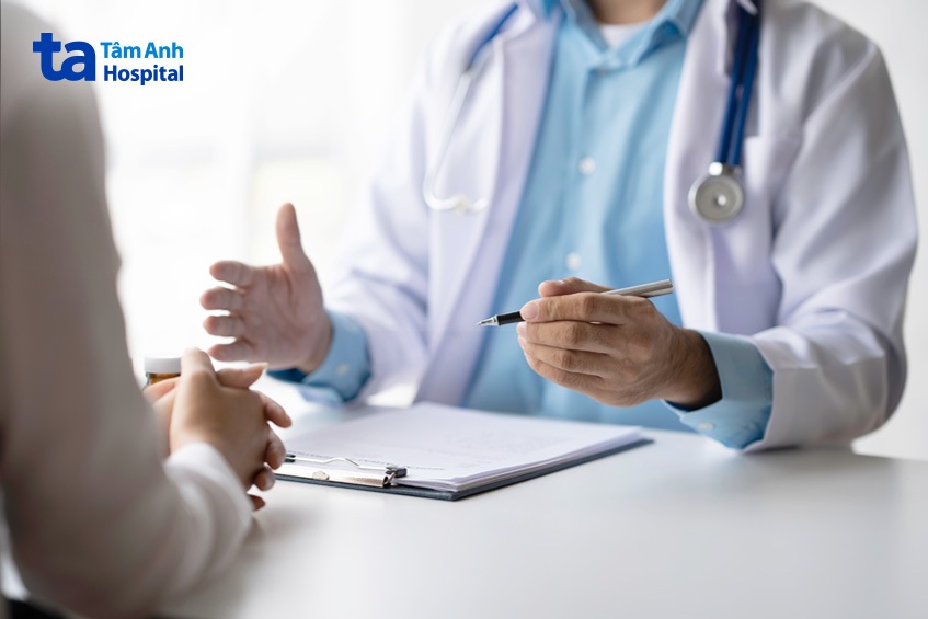 Để chẩn đoán COPD, bác sĩ tiến hành thăm khám lâm sàng