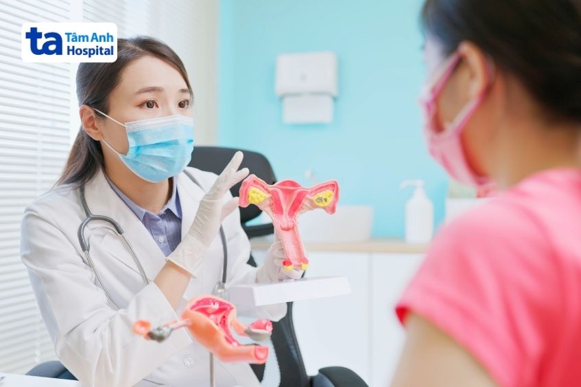 đến gặp bác sĩ khi có các triệu chứng viêm âm đạo