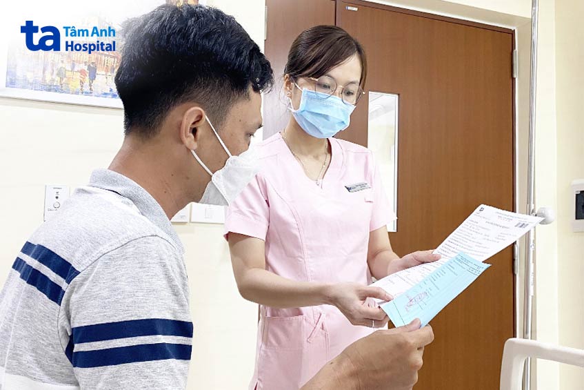 điều dưỡng kiểm tra trước khi xuất viện