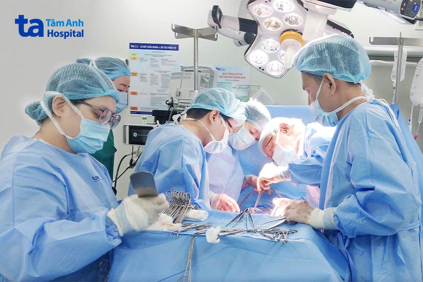 Ê kíp phẫu thuật cắt và tạo hình bàng quang bị ung thư