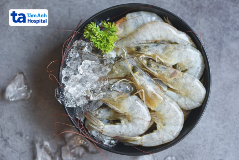 Bị gãy xương có nên ăn tôm không?
