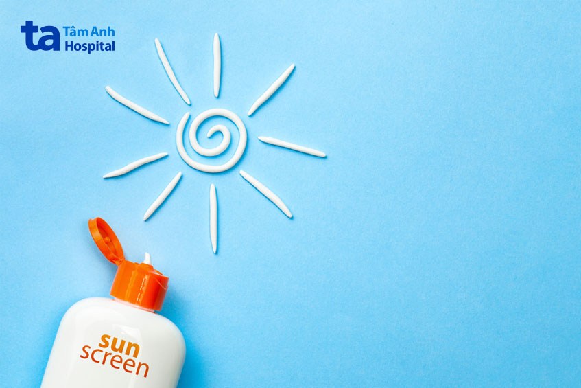 luôn thoa kem chống nắng khi ra đường