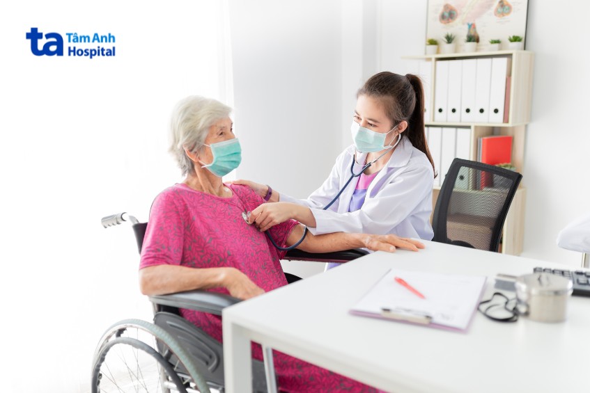 nên đến bệnh viện thăm khám khi có dấu hiệu bị nhiễm cúm a