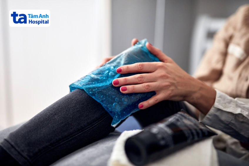 nghỉ ngơi và chườm lạnh giúp giảm đau