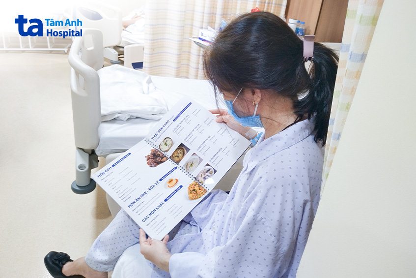 Người bệnh đang chọn món ăn theo chế độ dinh dưỡng