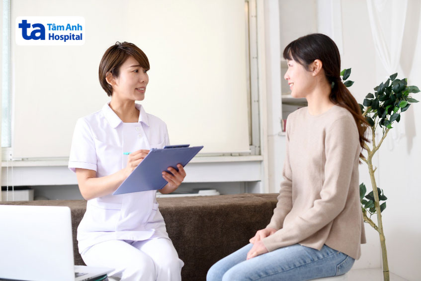 người bệnh gặp bác sĩ khi có bất thường