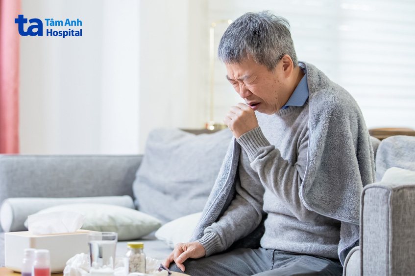 Người bệnh viêm phổi mãn tính bị ho dai dẳng, khó thở
