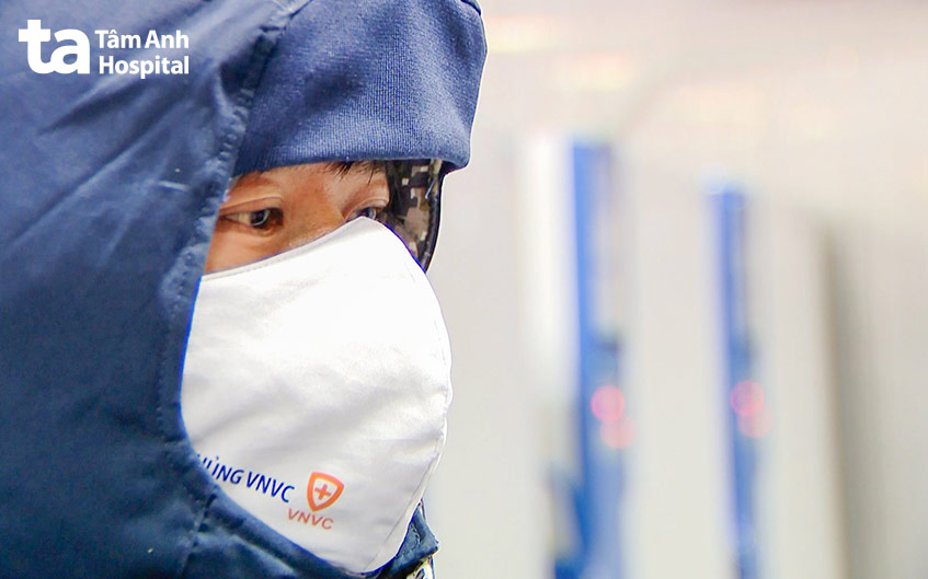 Nhân viên kho bảo quản vaccine đảm bảo vô trùng