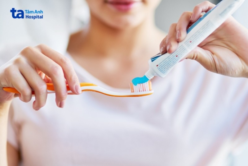 Trẻ chậm mọc răng vĩnh viễn có sao không?